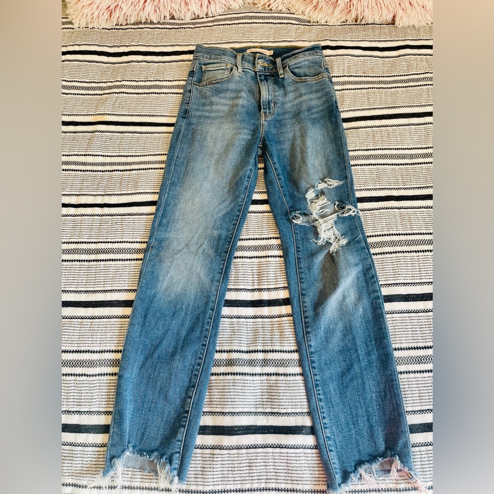 Levi’s 724 High Rise Straight Distressed Jeans Size 26.